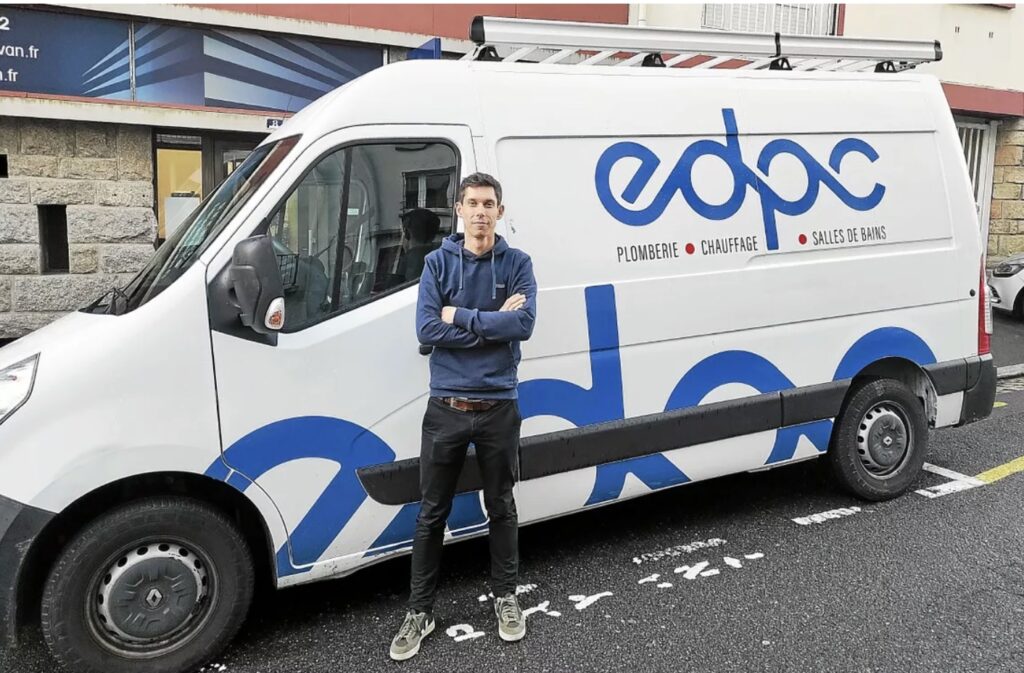 Etienne Drévillon, artisan EDPC, devant son véhicule à Brest